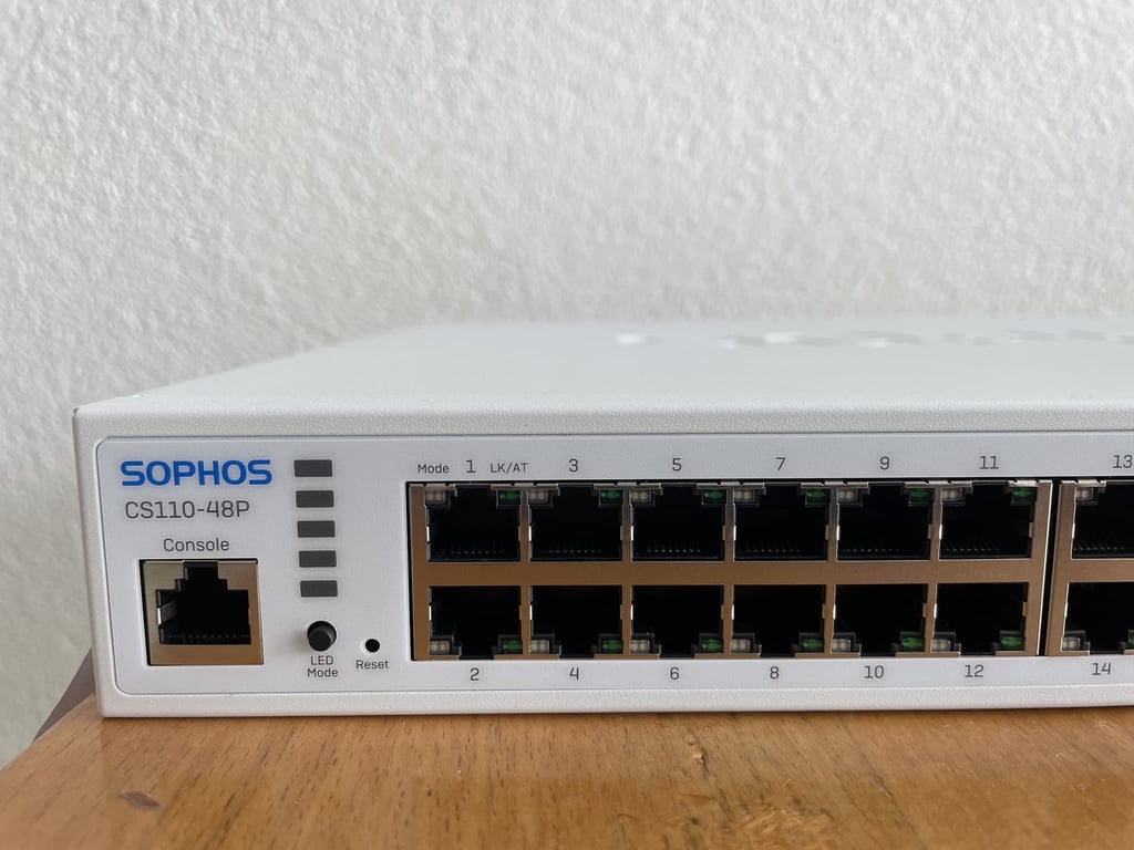 Sophos Switch CS110-48P vue latérale gauche