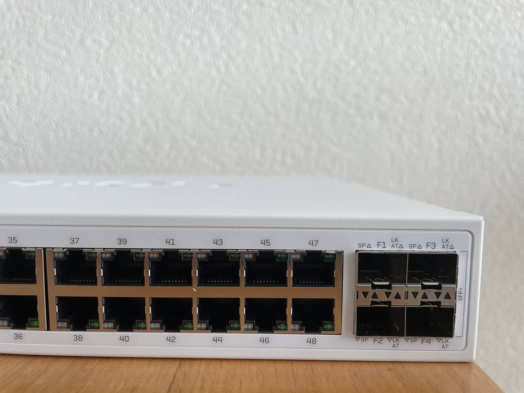 Sophos Switch CS110-48P vue latérale droite
